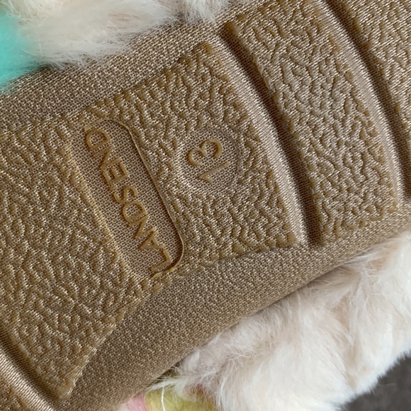 Brand new slippers - Picture 2 of 2